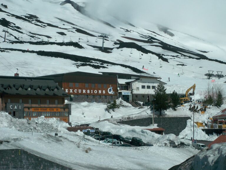 Edificio del Rifugio Sapienza con impianti di risalita e neve, punto di partenza per l'Etna