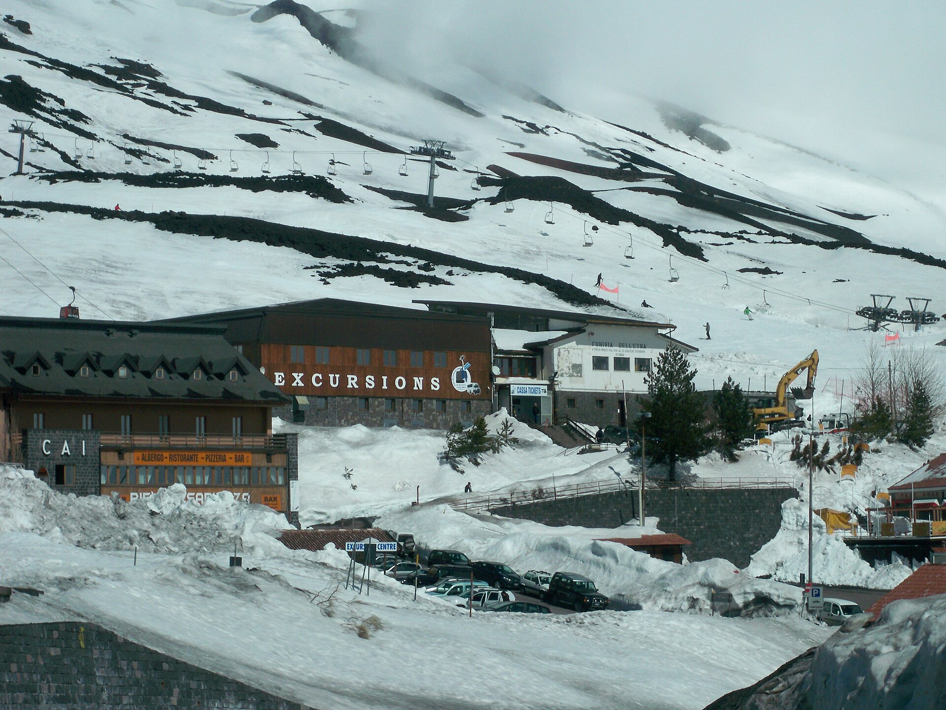 Edificio del Rifugio Sapienza con impianti di risalita e neve, punto di partenza per l'Etna
