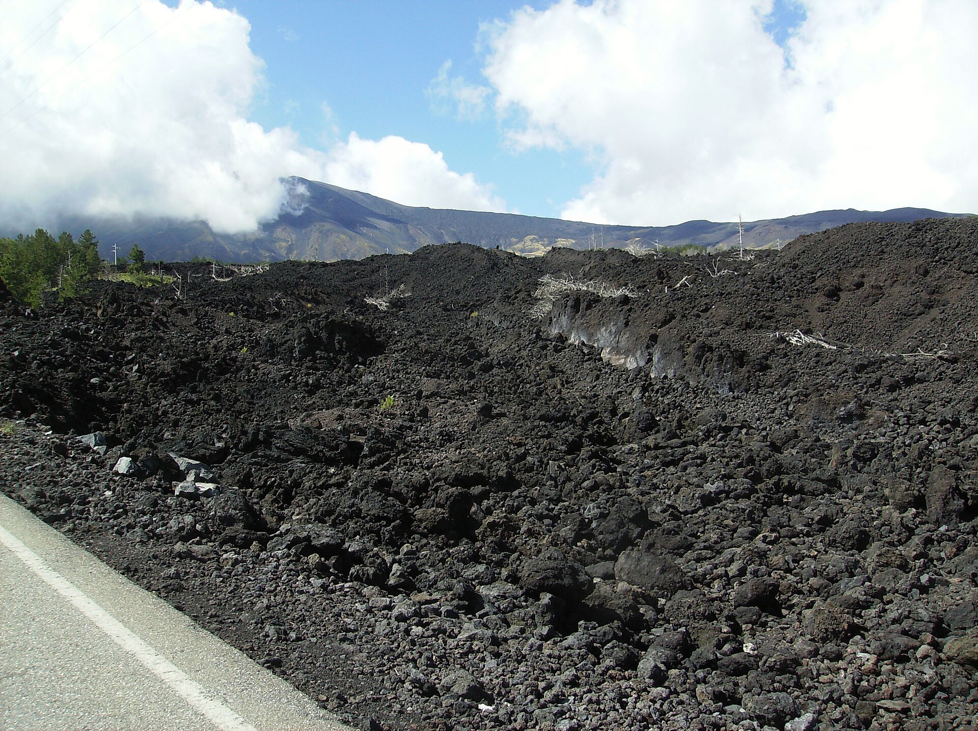 Colata lavica pietrificata dell'eruzione del 2002 a Piano Provenzana, Etna Nord