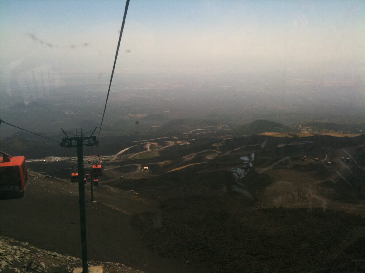 Vista dalla cabina della funivia verso valle nell'area di Torre del Filosofo, Etna Sud