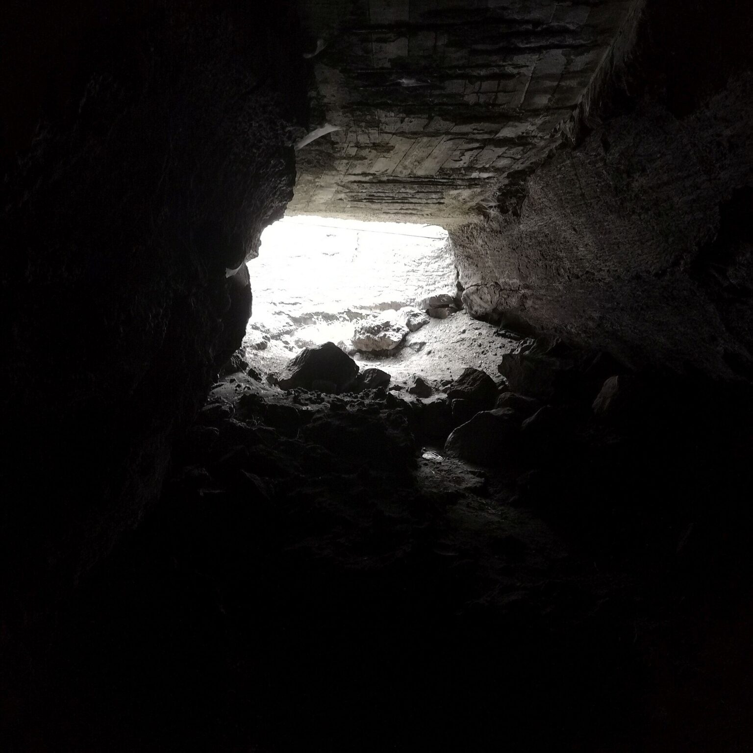Interno di un tubo di lava sull'Etna con imboccatura illuminata