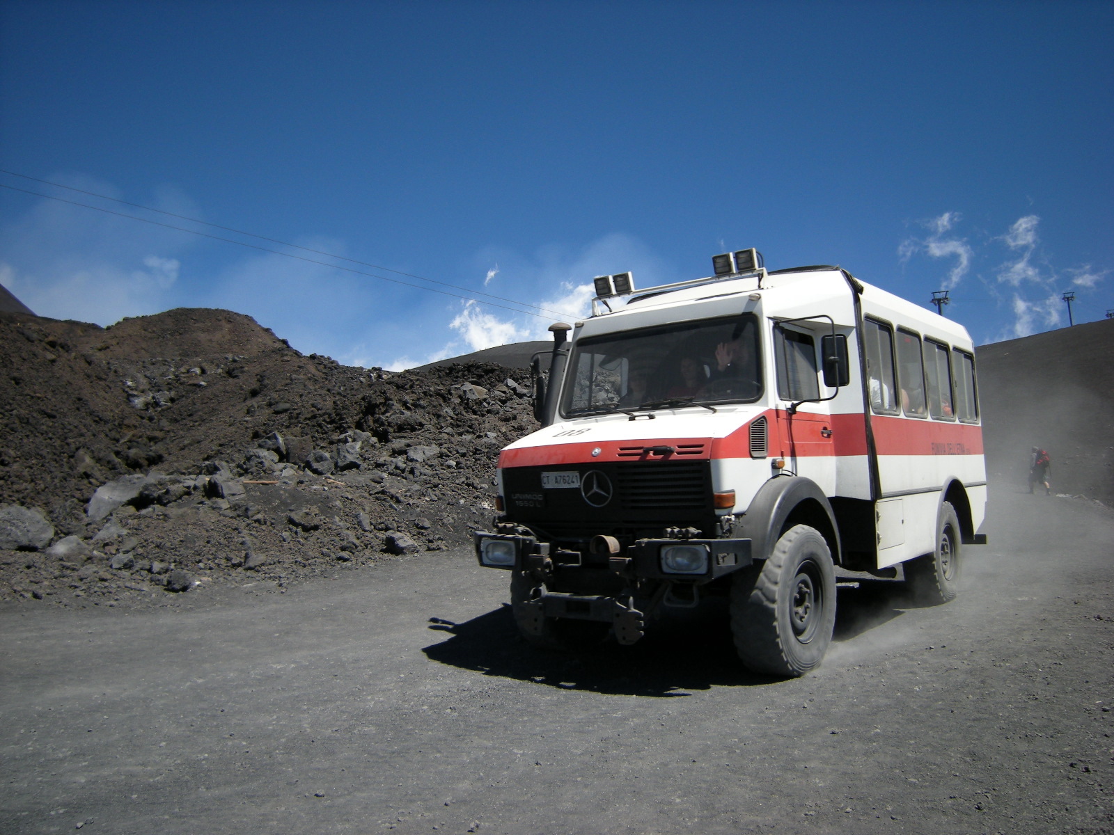 Veicolo 4x4 fuoristrada in marcia su terreno vulcanico dell'Etna