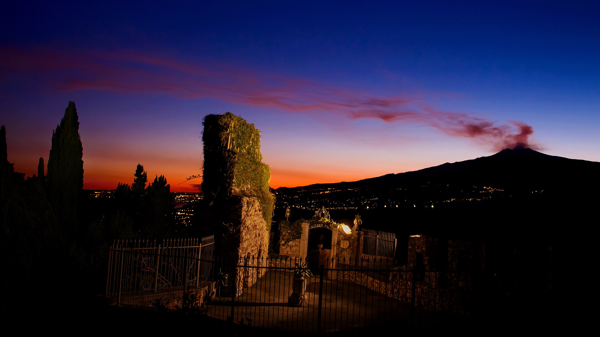 L'Etna controluce al tramonto