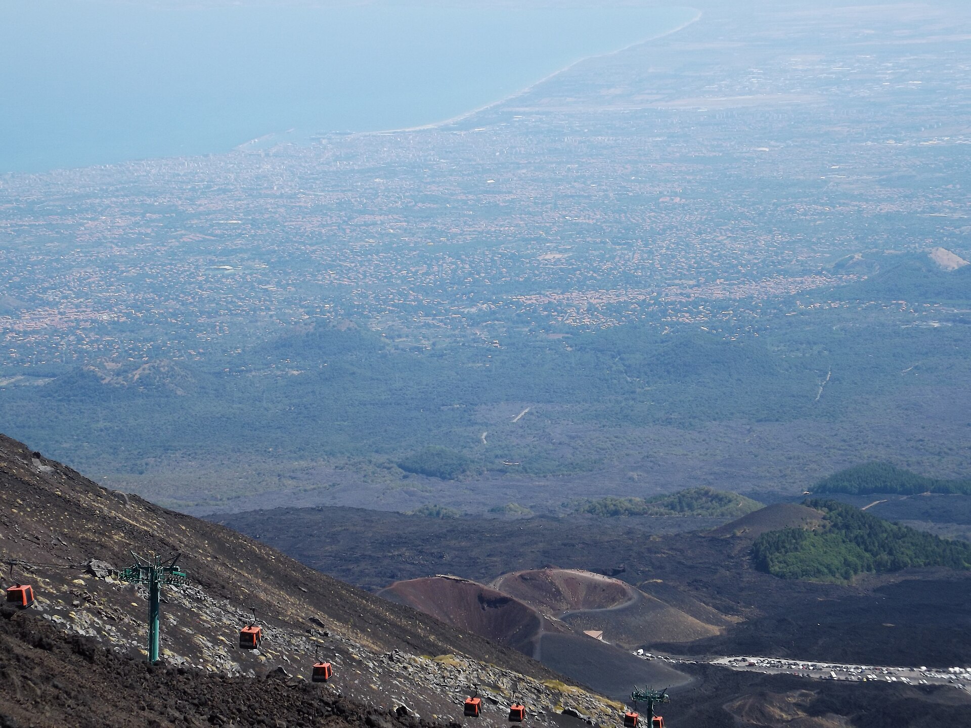 Veduta della funivia dell'Etna con i Crateri Silvestri e la città di Catania sullo sfondo