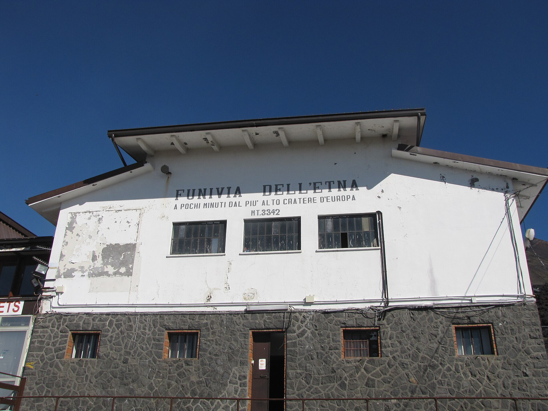 Edificio storico della stazione della funivia dell'Etna