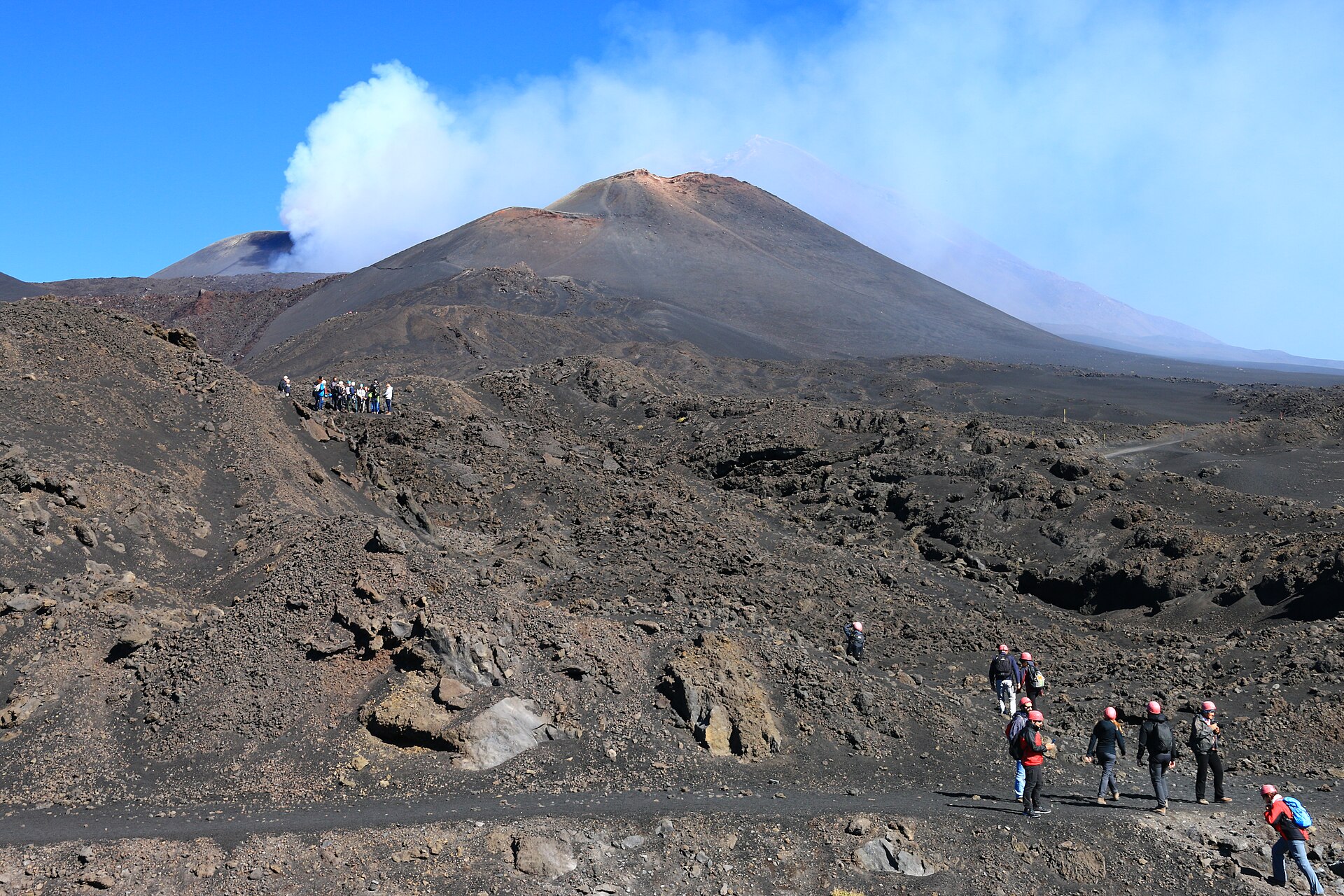 Escursionisti in salita sul versante meridionale dell'Etna